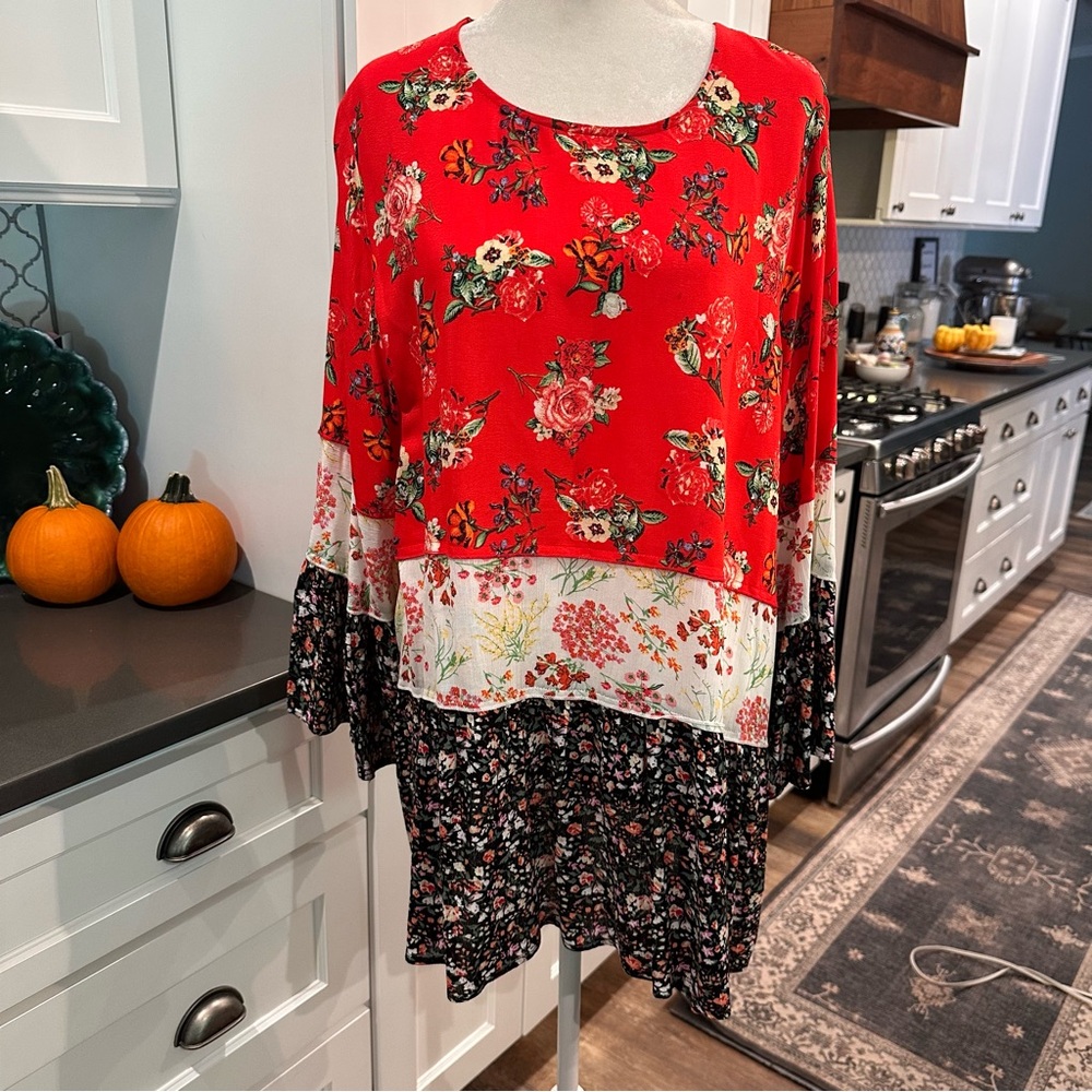 Calessa Women’s Floral Red Tiered Tunic Top Size L Ruffle Bell Sleeves Prairrie - Picture 10 of 10